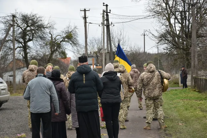 У Дачному поховали загиблого на війні Героя Олександра Філіпчука (фото)