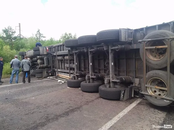 На волинській трасі перевернулась фура (фото)