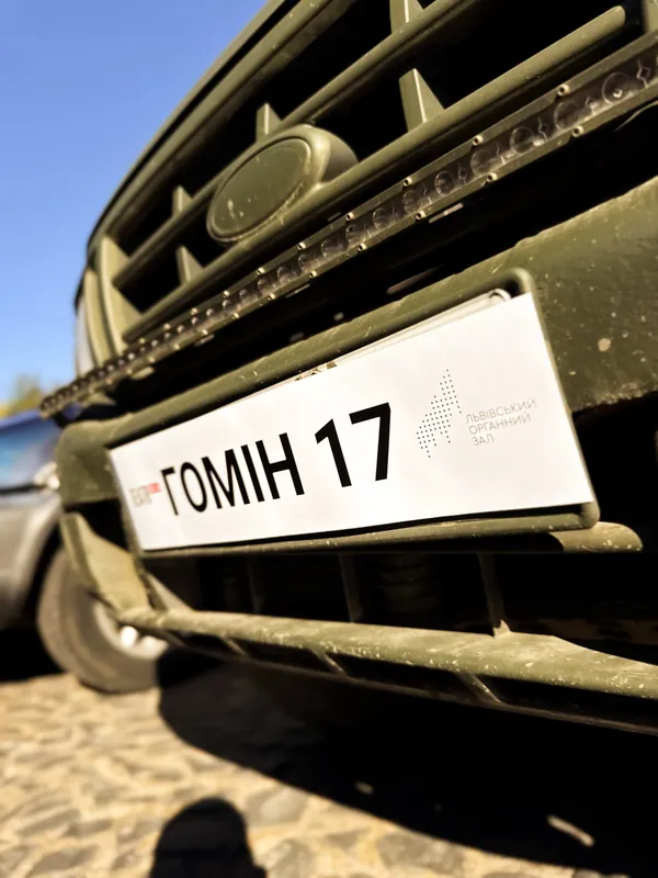 Хор «Гомін» у Луцьку передав 25 пікапів для ЗСУ (фото)