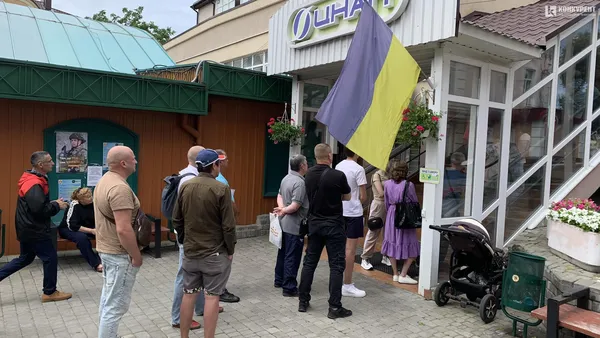 Тягнули до останнього: у Луцькому ЦНАПі – величезні черги (фото)