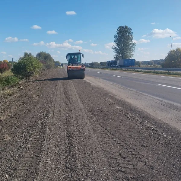 На Волині ремонтують трасу М-07 Київ – Ковель – Ягодин: латають ями та оновлюють розмітку (фото)