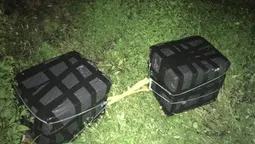 Човном за кордон: на Волині затримали контрабандистів з 8 ящиками цигарок (фото)