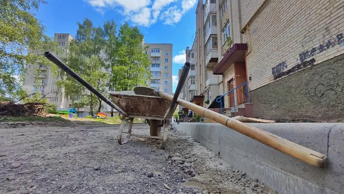 Вкладають бруківку і формують клумби: в Луцьку на проспекті Відродження ремонтують двори (фото, відео)