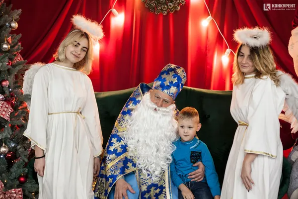 Свято із «миколайчиками»: 500 дітей отримали емоції та подарунки від луцького бізнесмена (фото)