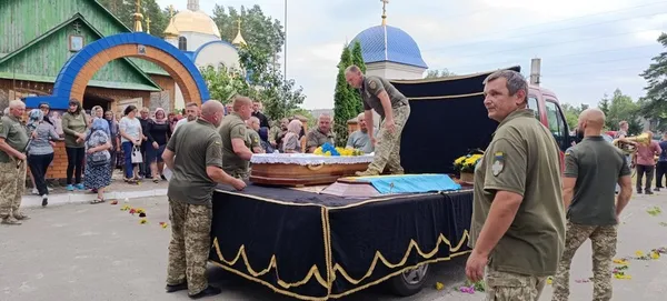 У Маневичах попрощалися з померлим воїном Олександром Оксенюком (фото)