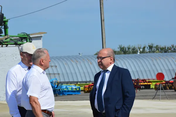 Директор ТзОВ «П'ятидні» Валерій Діброва, начальник департаменту агропромислового розвитку Юрій Горбенко зустрічають голову Волинської ОДА Володимира Гунчика