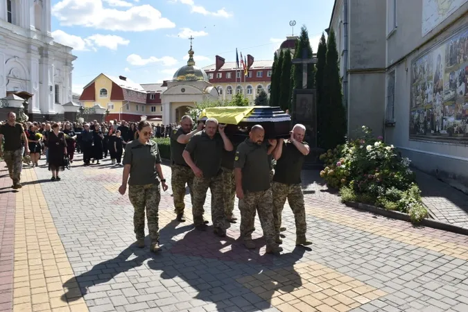 У Луцьку попрощалися з Героєм Володимиром Чернишем (фото)
