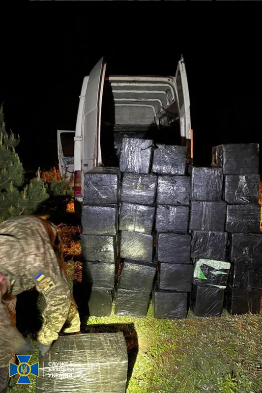 Переправляли цигарки гелікоптером: на Волині СБУ затримала групу злочинців