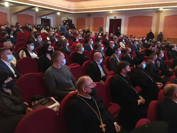 Нові депутати Луцькради вперше зібралися на сесію (ІМЕНА)