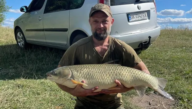 «Йомайо, це акула просто!»: на Рівненщині впіймали гігантського амура (фото, відео)
