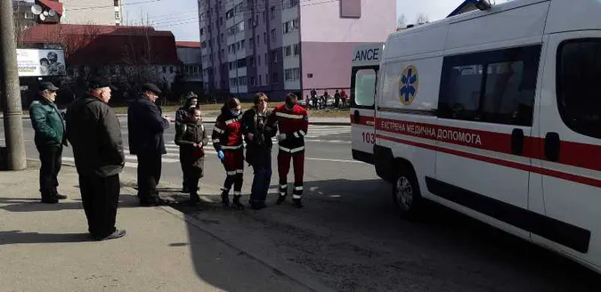 У Луцьку легковик збив двох дітей на переході (фото)