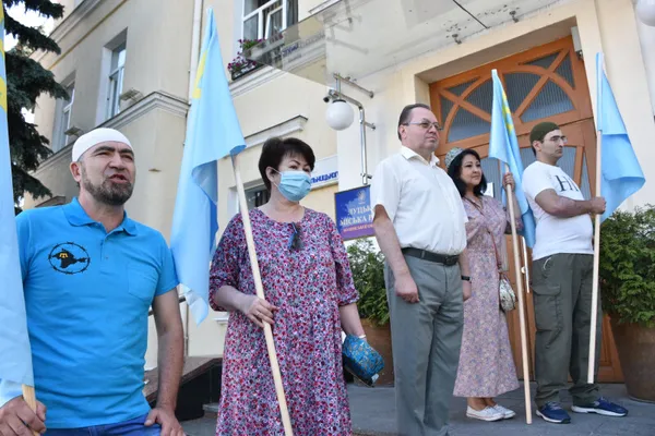 Над Луцькрадою підняли кримськотатарський прапор (фото)