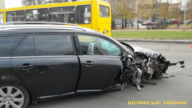 Відірване колесо і побитий капот: у Луцьку авто влетіло в стовп (фото)