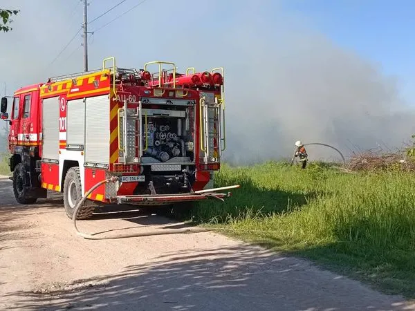 У Луцьку на світанку спалахнула пожежа в будинку – покрівля згоріла (фото)