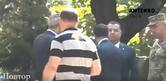 Зеленський публічно штовхнув міністра Полторака: опублікували відео