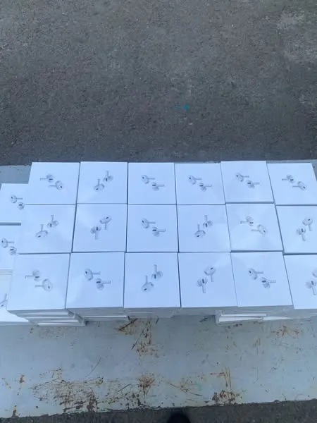 AirPods і брендові сумки: на кордоні викрили контрабандистку з Ковельщини (фото)