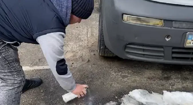 У Луцьку чоловік розмітив під парковку «вбитий» газон (відео)