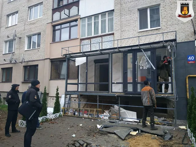 У Луцьку муніципали розібрали магазин, який ще не відкрився (фото)