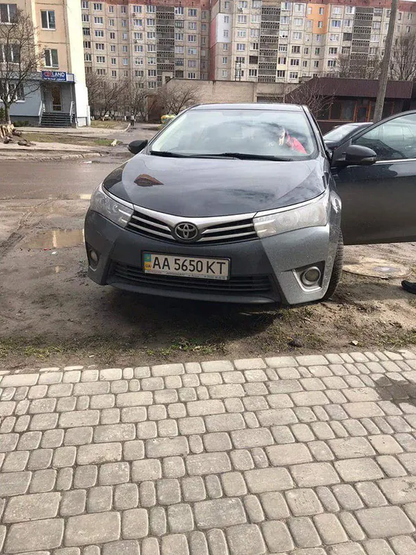 У Луцьку муніципали покарали «автохамів» за паркування на тротуарах (фото)