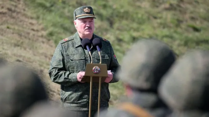 У Білорусі чоловіків не випускають за кордон, – експерт оцінив небезпеку для України