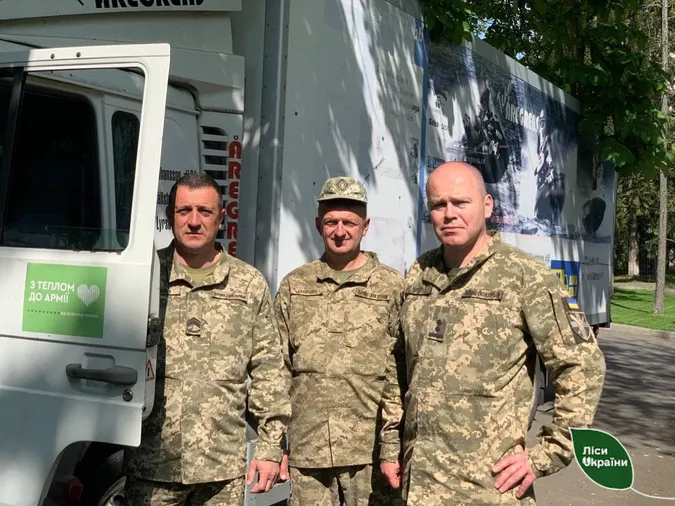 Волинські лісівники з латвійськими партнерами передали ще чотири авто на передову (фото)