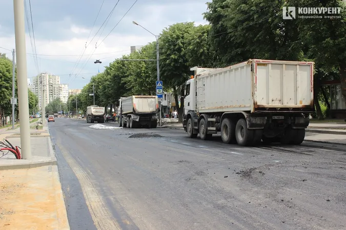 Фінішна пряма: як у Луцьку на Волі вкладають асфальт (фото)