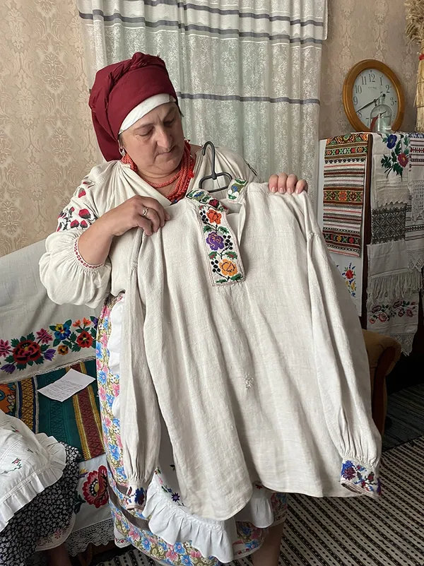 «Моя хата наспівана»: волинянка понад 20 років збирає старовинні вишиванки та народні скарби (фото)