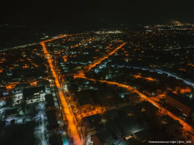 Як виглядає засніжене волинське місто з висоти вночі (фото)