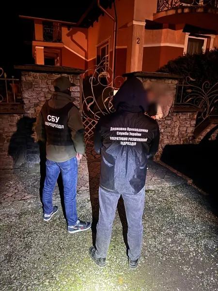 Волинянин та 12 його «друзів» їхали до Угорщини в КамАЗі під піском (фото, відео)