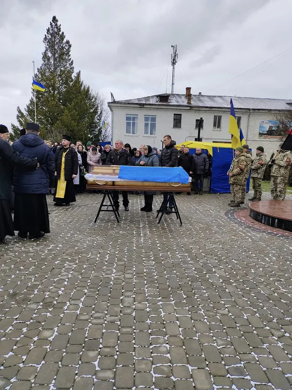 На Волині попрощалися із загиблим під Мар'їнкою Володимиром Фірчуком (фото)