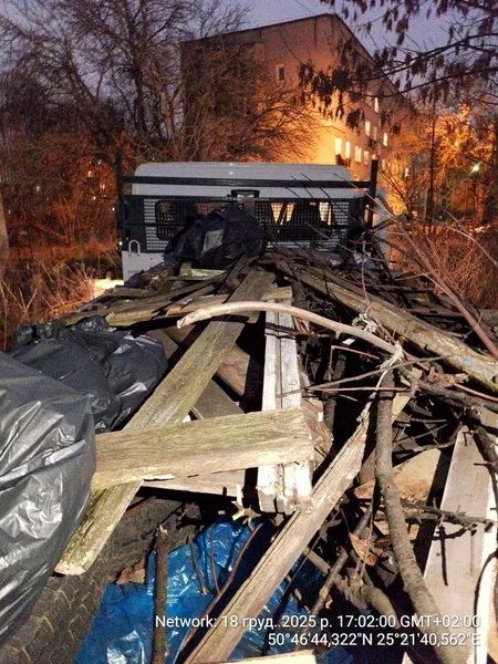 У Луцьку муніципали демонтували незаконні обмежувачі руху для екстрених служб (фото)