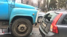 У Луцьку вантажівка "Луцьктепла" врізалася в іномарку (фото)