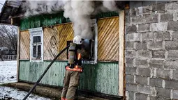 На Волині у спальній кімнаті житлового будинку виникла пожежа (фото)