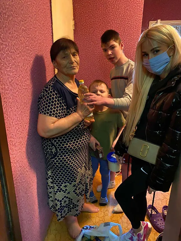 Лучанка з Еміратів роздала 5 тонн продуктів людям похилого віку (фото)