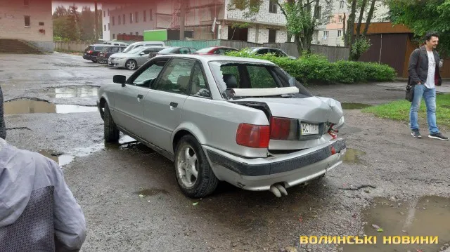 Рахував гроші: у Луцьку маршрутка врізалася в авто (фото)