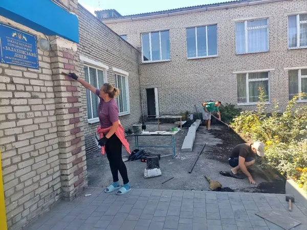 Трактори, шпателі й 30 батьків: як на Волині гуртом ремонтують школу