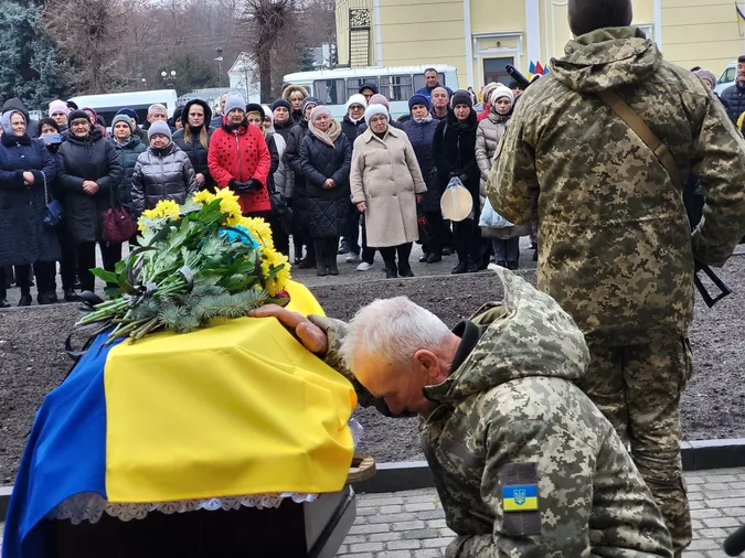 Не дожив два дні до 50-річчя: у Ковелі попрощалися із воїном Ігорем Кобишем (фото)