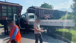 У Луцьку – ДТП на залізничному переїзді: водій проігнорував сигнал світлофора (фото)