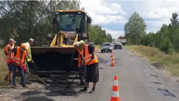 На Волині «латають» автошлях територіального значення (фото, відео)