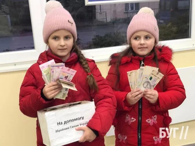Маленькі волинянки наколядували на потреби ЗСУ 25 тисяч гривень