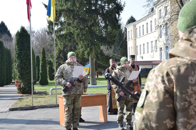 Мобілізовані та контрактники, чоловіки та жінки: у Луцьку склали присягу прикордонники (фото)