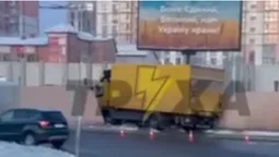 Занесло: у Луцьку водій вантажівки «влетів» у паркан (відео)