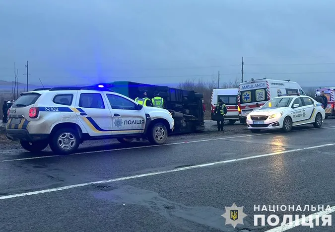 На Львівщині перекинувся рейсовий автобус – 16 травмованих (фото)