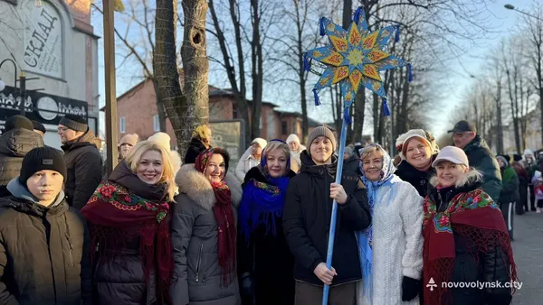 Понад тисяча учасників та різдвяні зірки: у Нововолинську вперше відбулася Хода звіздарів (фото)