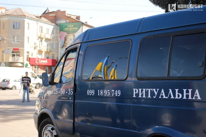 Знову похорон: Луцьк попрощався із загиблим захисником Віталієм Степанишеним (фото, відео)