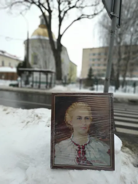 У Луцьку портрет Лесі Українки мандрує стежками, де ходила письменниця в дитинстві (фото)
