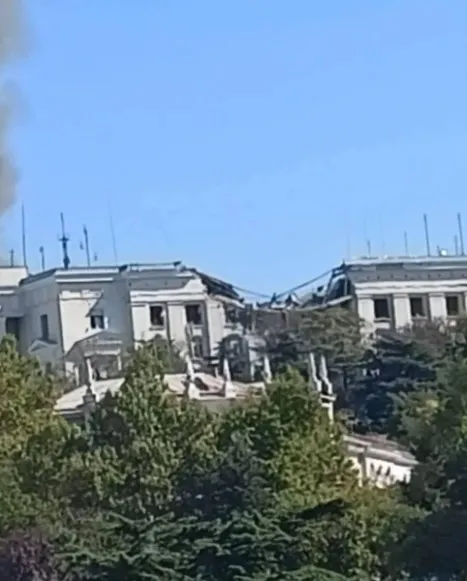 У Севастополі прилетіло в штаб Чорноморського флоту (фото)