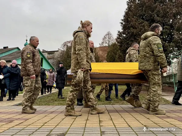 Назавжди 43: у Нововолинську провели в останню путь воїна Віктора Коржана (фото)