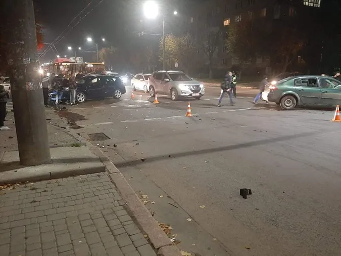 ДТП на Відродження: три автівки в «друзки», є постраждалий (фото, відео)