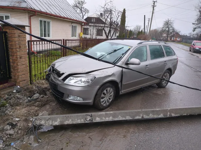 Не впоралася з кермом: у Камені-Каширському водійка в’їхала в електроопору